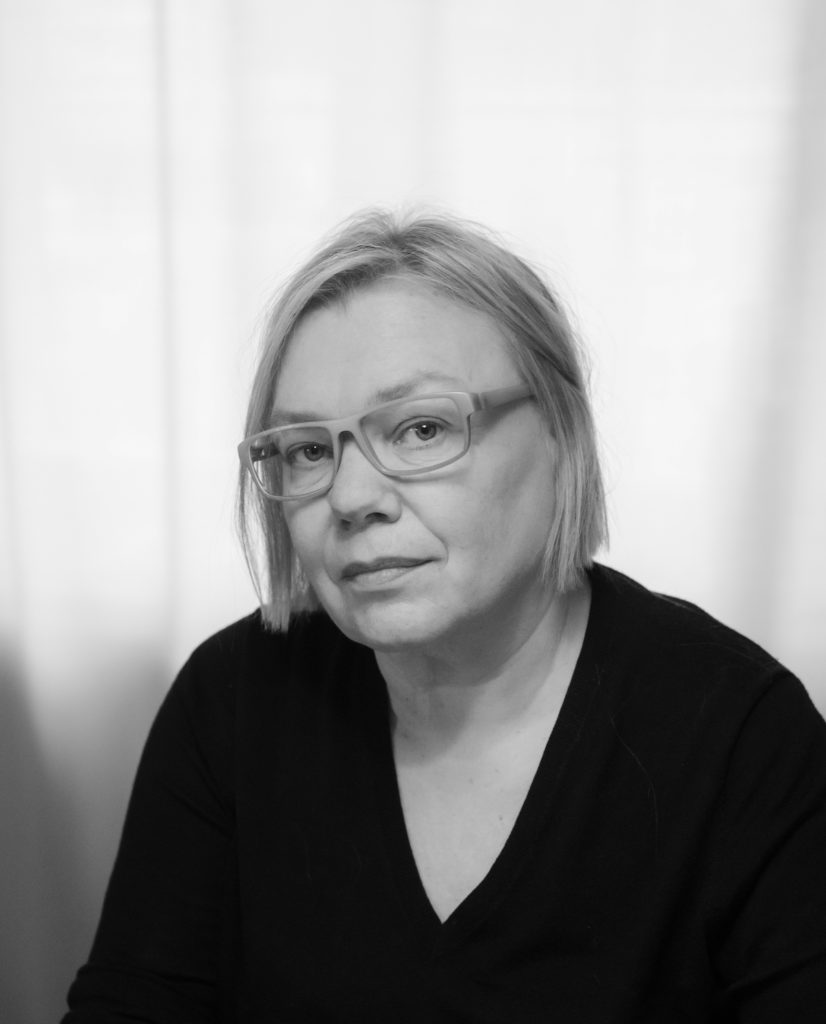Tekstiilitaiteilija Heli Tuori-Luutonen on monipuolinen ja persoonallinen taiteilija, jonka tuotanto 1980-luvulta lähtien koostuu tekstiilitaiteesta, kirkkotekstiileistä ja arkikäyttöön tarkoitetuista tekstiileistä.
