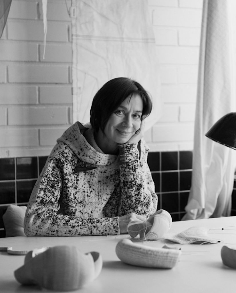 Janna Syvänoja on Helsinkiläinen kuvataiteilija. Luonto, sen materiaalit ja tapahtumat ovat Janna Syvänojalle ehtymätön ilon ja inspiraation lähde.