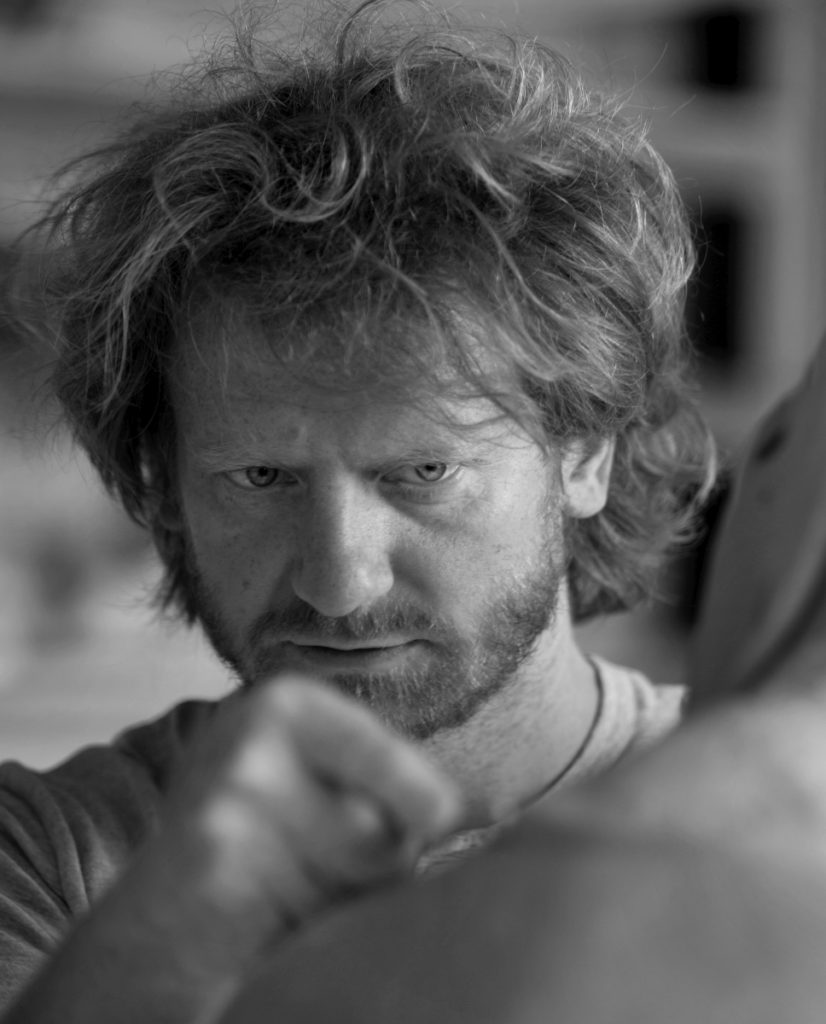 Kim Simonsson is a Finnish-Swedish sculptor who lives and works at Fiskars Village.
