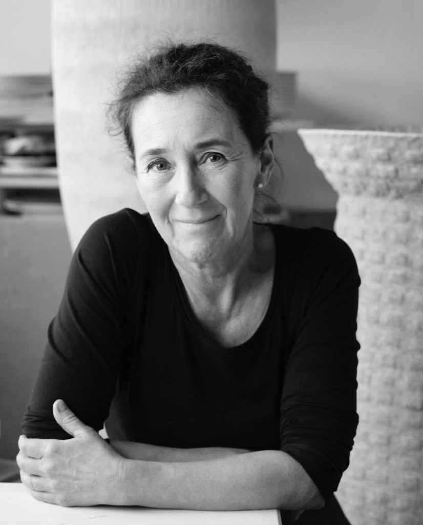 Kristina Riska (s.1960) on yksi Skandinavian johtavista nykykeramiikkataiteilijoista ja Helsingin Arabia Art Department Societyn vanhempi jäsen.