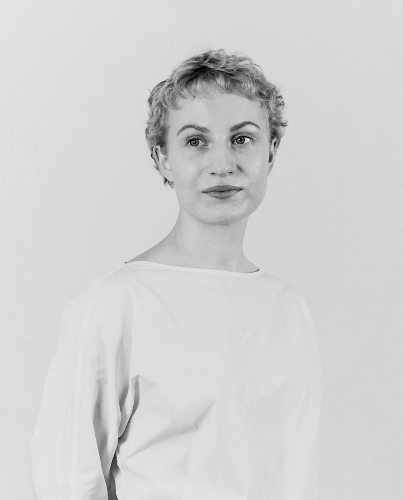 Julia Töyrylä on muotoilija, lasinpuhaltaja ja pian myös sisustusarkkitehti, joka opiskeli teollista muotoilua Lahden Muotoiluinstituutissa.