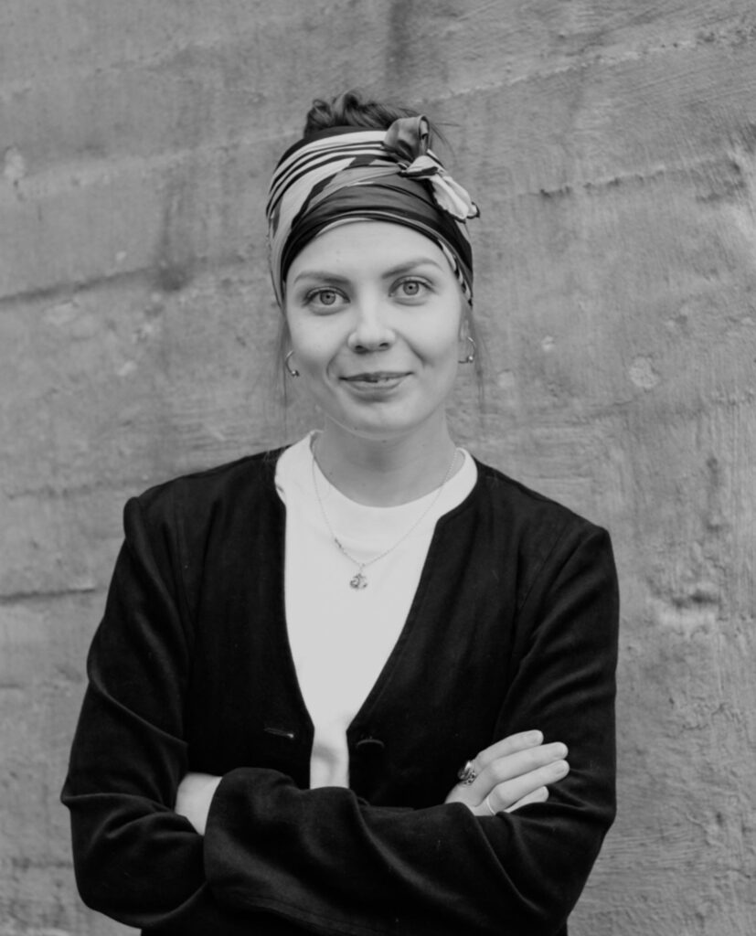 Henna Nuutinen (s. 1990) on Lahdessa työskentelevä taiteilija ja muotoilija. Hän työstää parhaillaan suuria keraamisia veistoksia, jotka käsittelevät haurauden ja koheesion teemoja ja pohtivat Nuutisen omaa suhdetta luontoon.