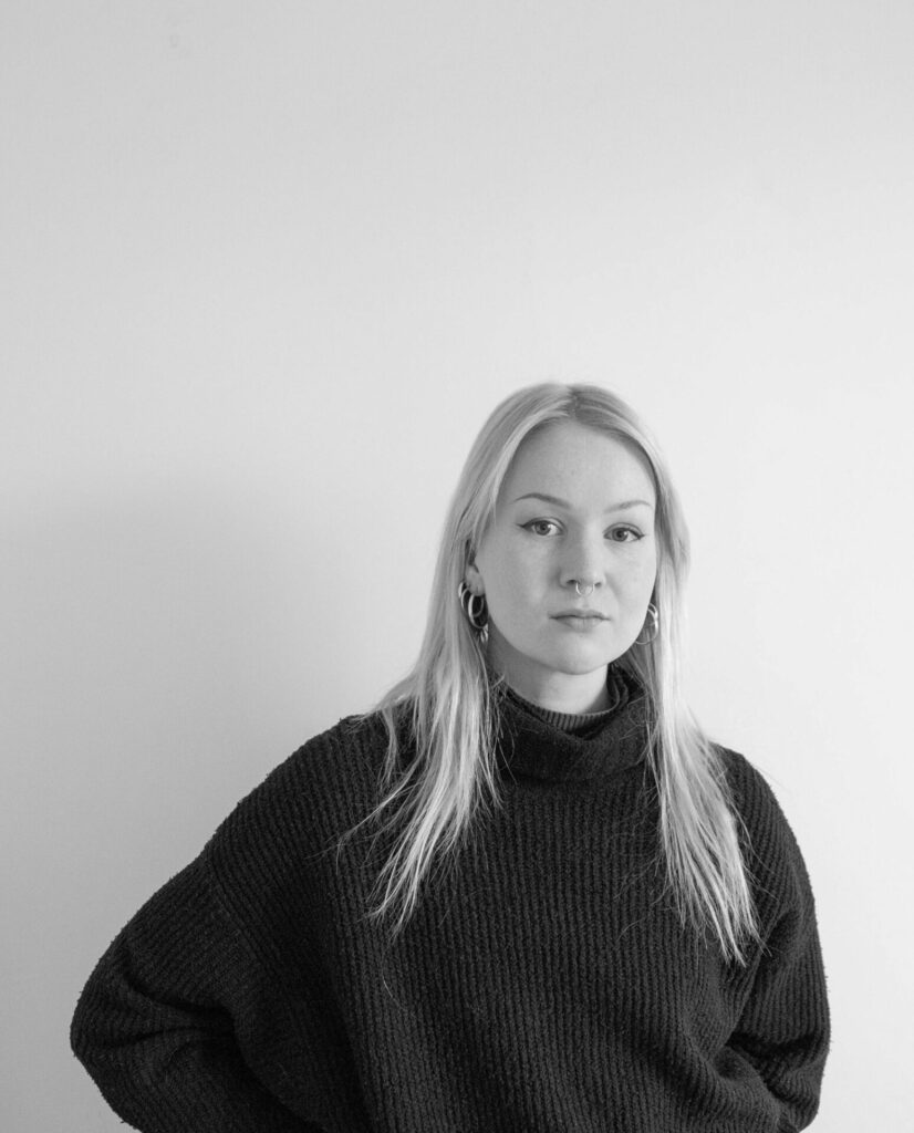 Maija Käyhkö (s. 1992) on kuvanveistäjä, joka asuu ja työskentelee Helsingissä. Hänen teoksensa tutkivat modulaaristen rakenteiden ja sekamedian mahdollisuuksia yhdistämällä löydettyjä esineitä, puutöitä ja valutekniikoita.