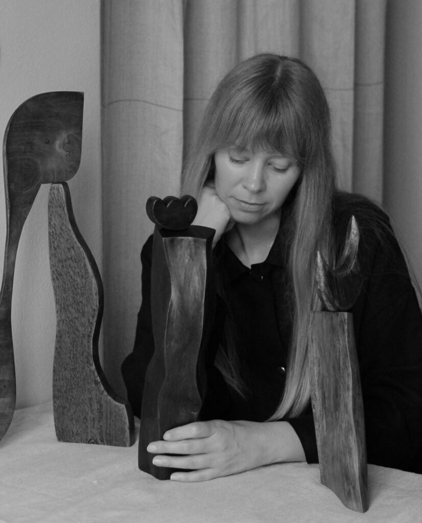 Heli Juuti on helsinkiläinen taiteilija ja suunnittelija, jonka veistokset koostuvat erilaisista löydetyistä ja saaduista puumateriaaleista, kuten tammihaloista, katajan rungon paloista ja leikkuujäämästä.