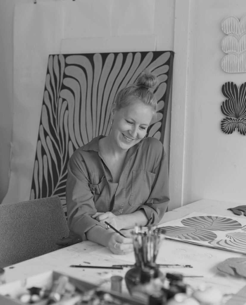Laura Gröndahl on Tuusulassa asuva muotoilija ja taiteilija, joka on työskennellyt siitä lähtien monipuolisesti maalaustaiteen, muotoilun ja julkisen taiteen parissa.