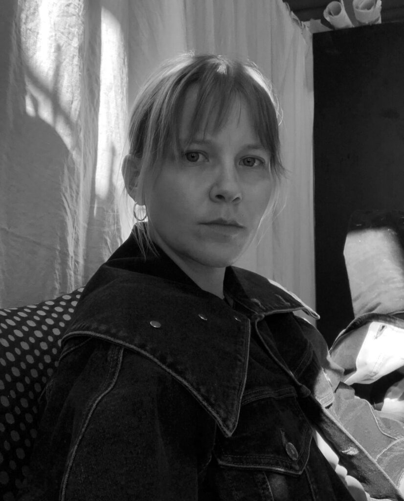 Mirella Salon työskentely on kenttätutkimusta väreistä, muodoista ja yksityiskohdista, jossa maalaus sekä materiaalina, että praktiikkana toimii jatkuvan prosessin alustana.