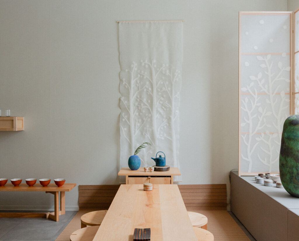 7.1.–15.2.2026
Lokal gallerian etutila ottaa hetkellisesti teehuoneen muodon, jossa Rutsuko Sakatan ja Kari Virtasen teehuone -installaation rinnalla on esillä Fiskarsilaisten taiteilijoiden ja tekijöiden meditatiivisia teoksia, sekä käsinvalmistettuja teeastioita että teekulttuuriin liittyviä tuotteita.