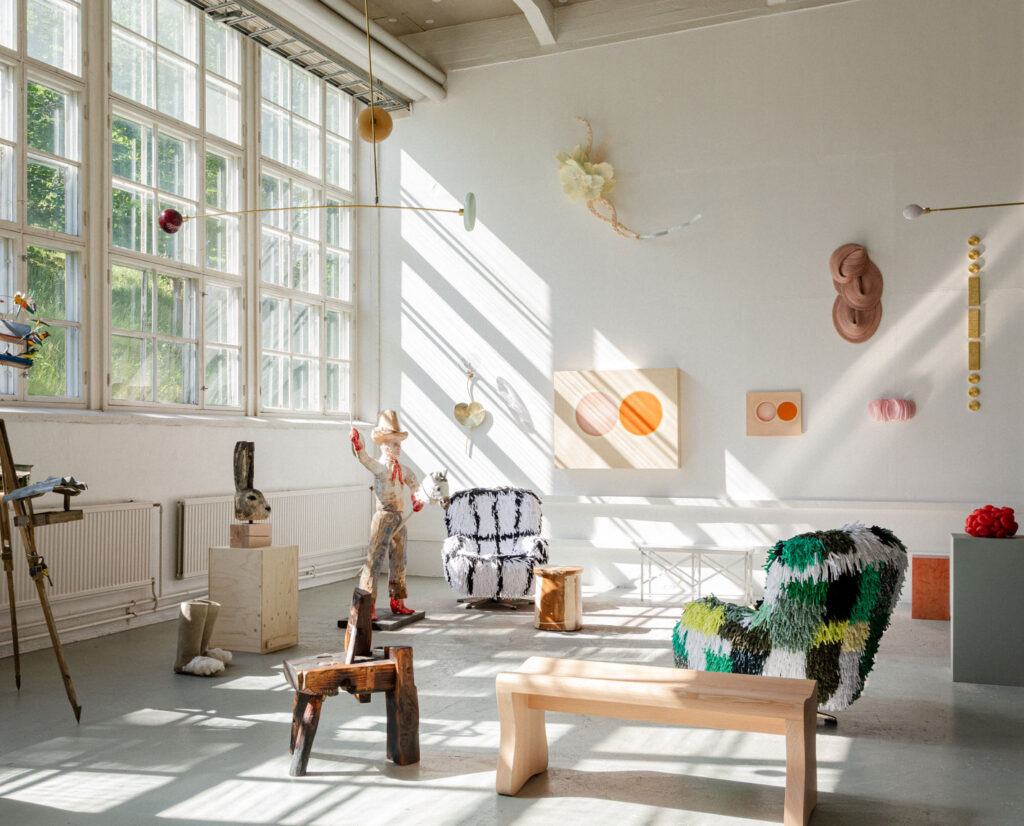28.6.–23.8.2026
Lokal Gallerian kesäsatelliitti Billnäsissä
At First Blush juhlistaa tunnetta, joka kumpuaa uuden rakkauden näkemisestä, uuden vuodenajan heräämisestä tai taiteilijan löytämästä uudesta ilmaisusta. Näyttelyn teemana on uuden elämän puhkeaminen kukkaan loppukeväällä ja alkukesästä – tuo vuosittainen ihme.