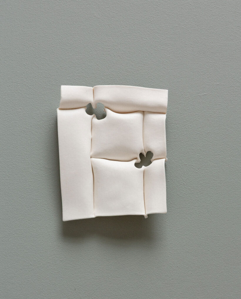 iinesniemela_ceramic_relief_artwork_atfirstblush_billnas_lokalhelsinki2026-7